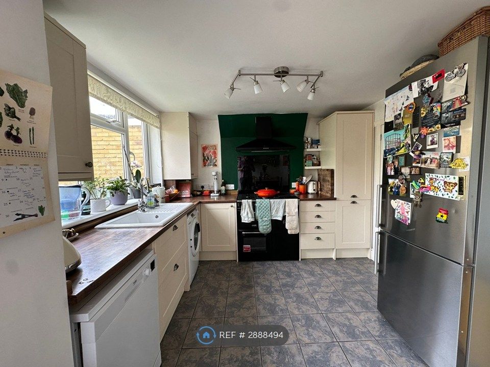 Property photo 3 of 12 Kitchen