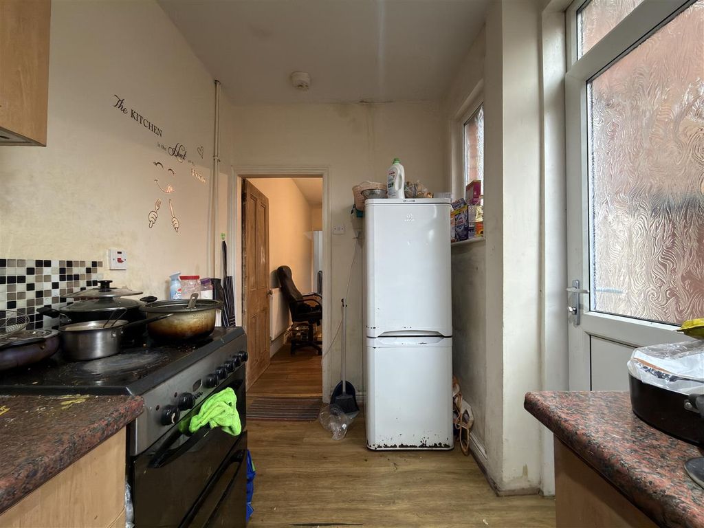 Property photo 3 of 6 Kitchen