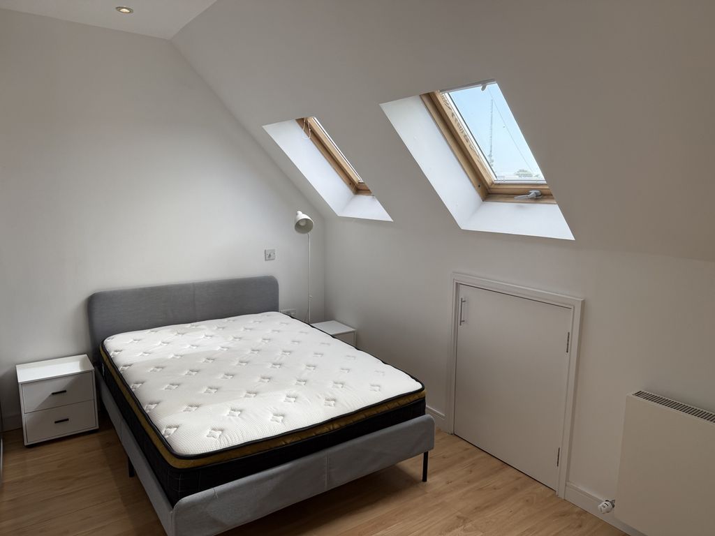 Property photo 1 of 8 Studio To Rent Neeld Crescent, London Nw4