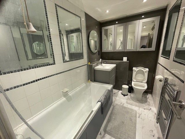 Property photo 3 of 10 Bath