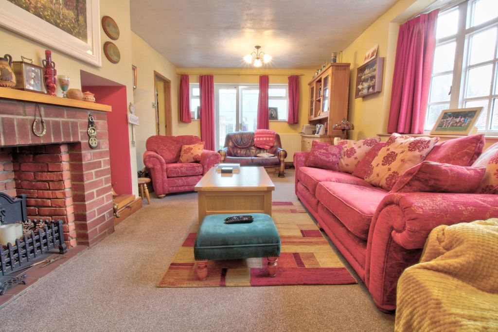 Property photo 2 of 22 Lounge 2