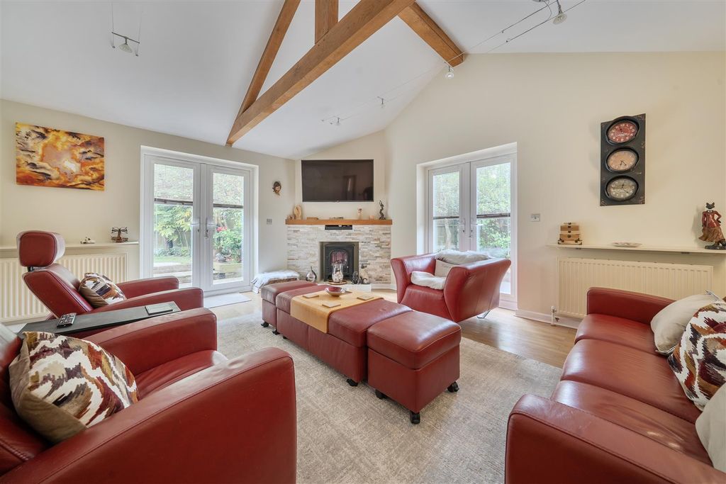Property photo 2 of 18 Sitting Room