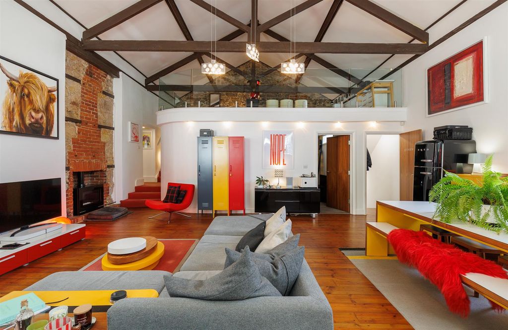 Property photo 3 of 42