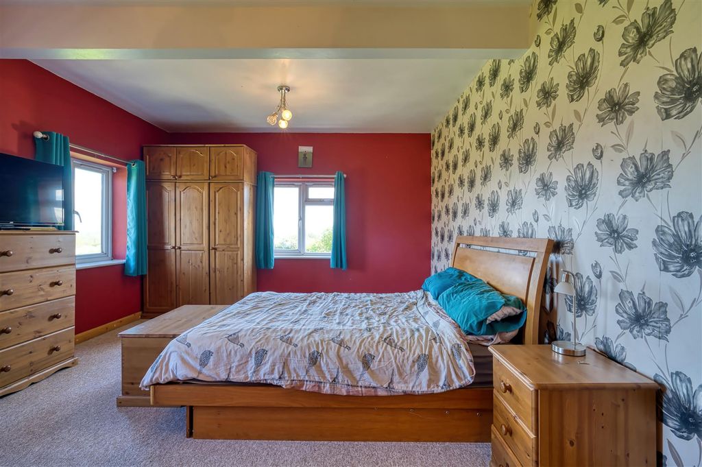Property photo 3 of 8 Main Bedroom