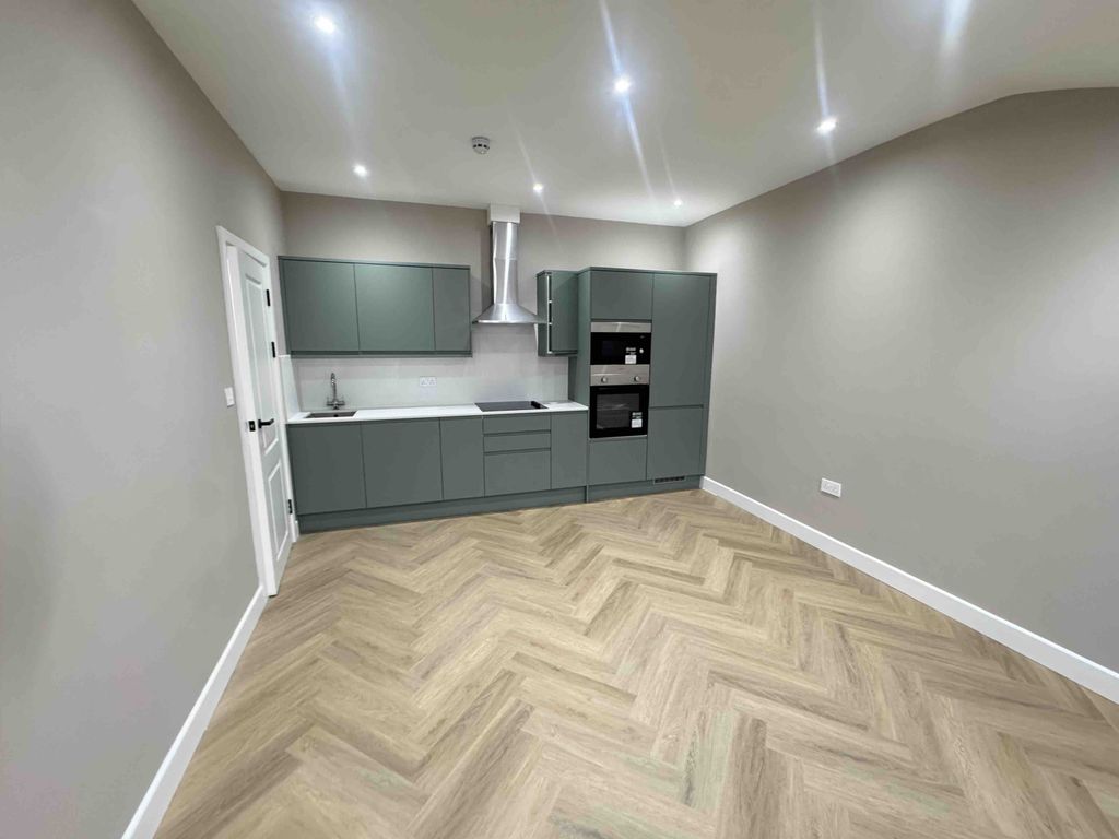 Property photo 1 of 8 Flat 2 - 3 Bed - Finchley High Road