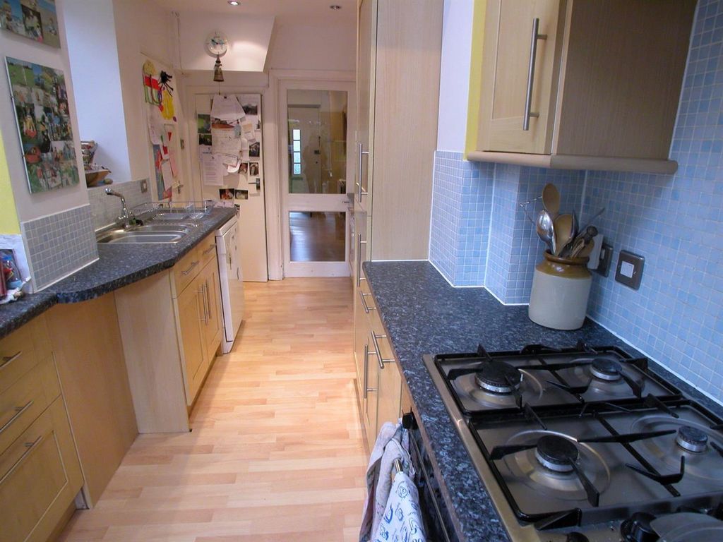 Property photo 3 of 7 Kitchen