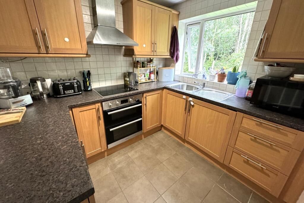 Property photo 1 of 4 2 Bed Terraced To Rent Woodman Rd, London Cr5