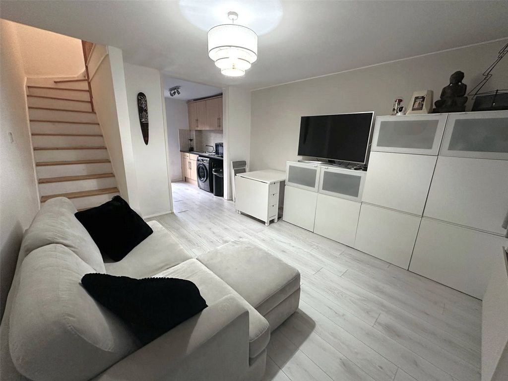 Property photo 3 of 8 Lounge (2)