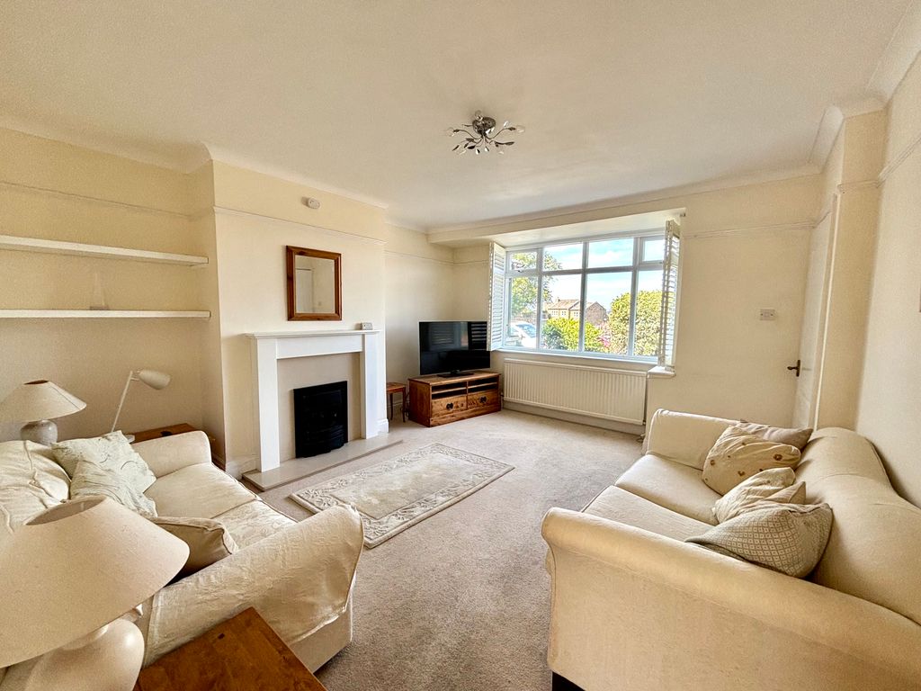 Property photo 3 of 17 Lounge