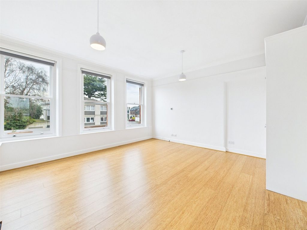 Property photo 3 of 6 Picture No. 01