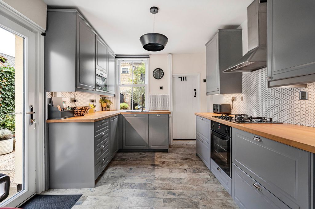 Property photo 3 of 34