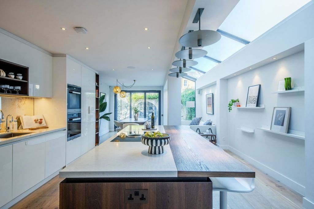 Property photo 2 of 14 Kitchen/Dining Room