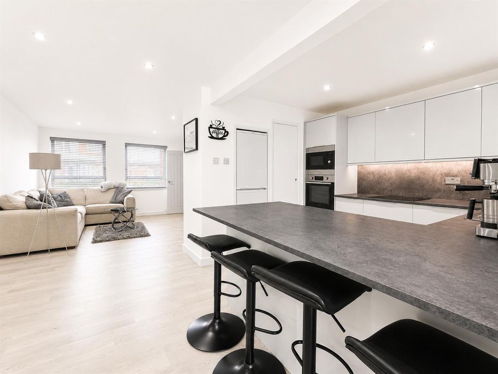Property photo 2 of 14 041E13Ca-24B8-44Eb-97B4-Ea2Fc20459Df.Png