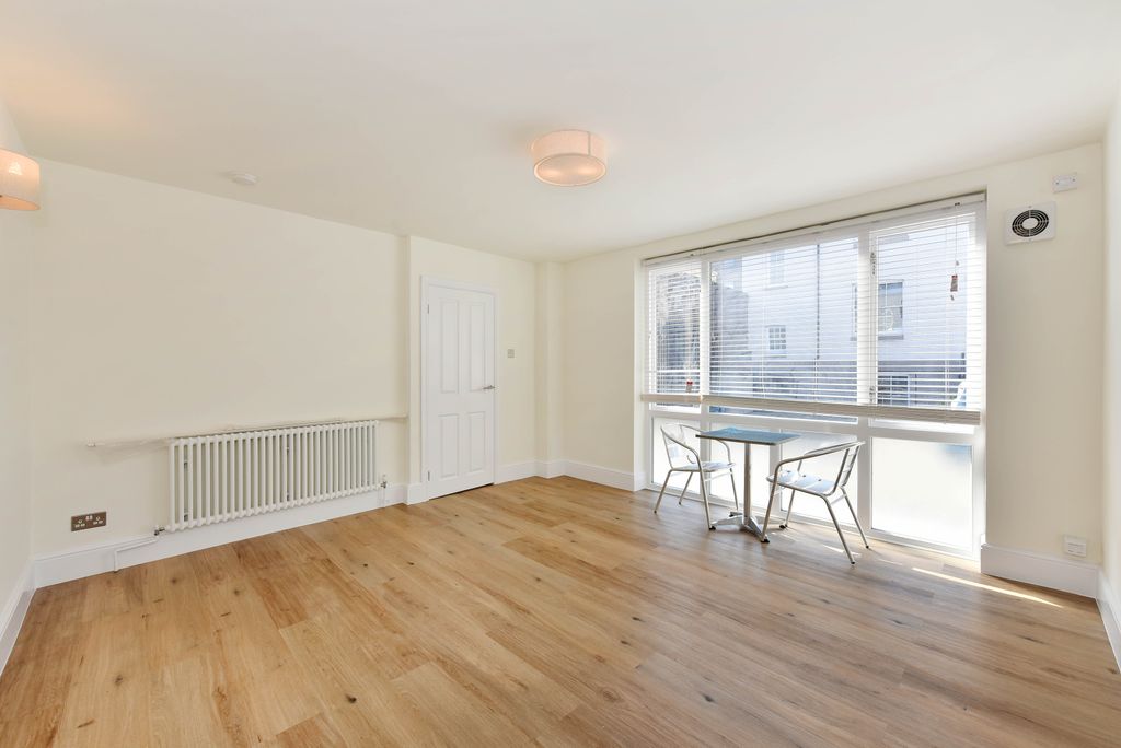 Property photo 2 of 8 8 Milborne Mews (2)