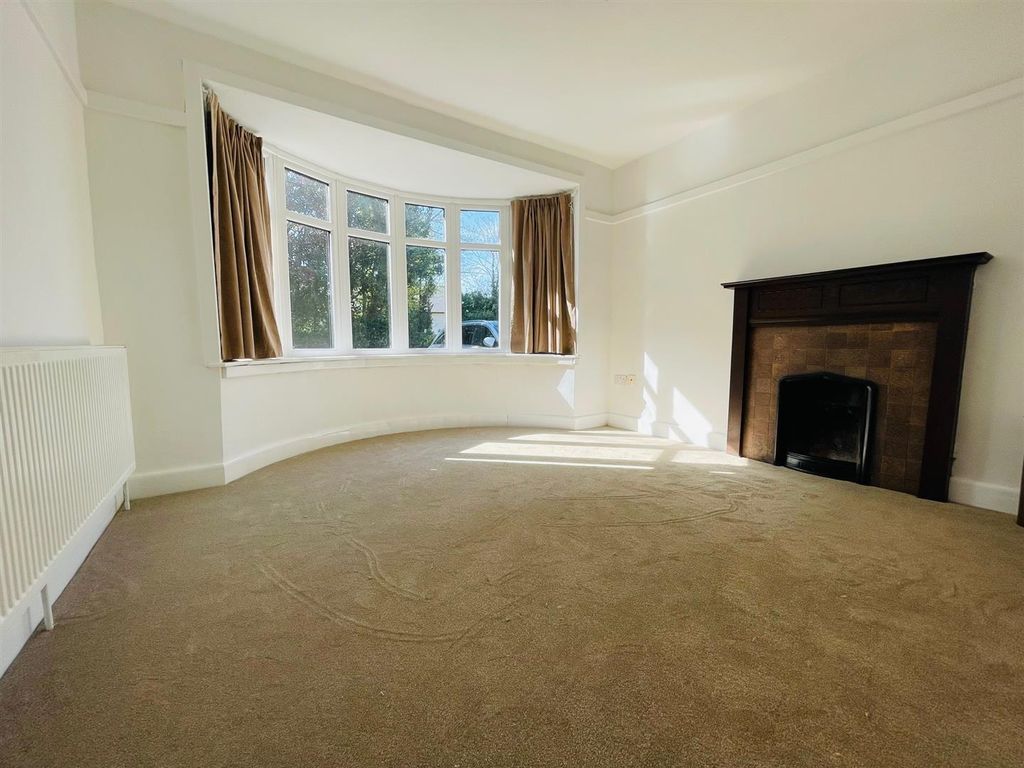 Property photo 3 of 12 Lounge