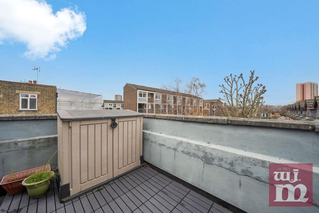 Property photo 3 of 10 Terrace