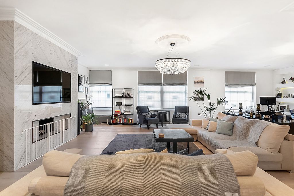 Property photo 2 of 21