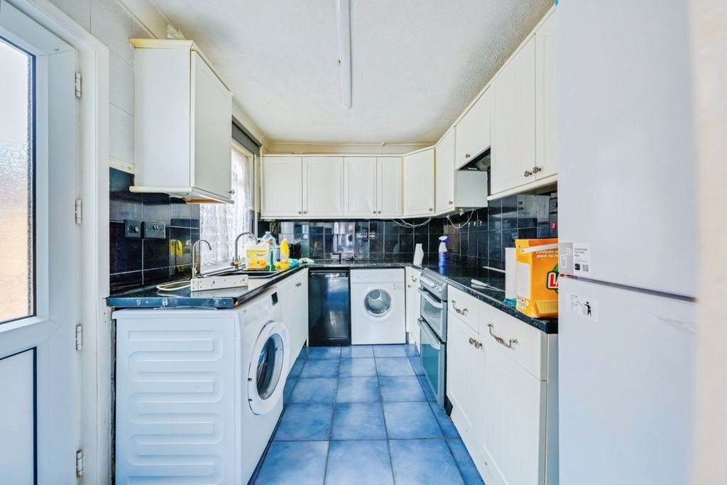 Property photo 2 of 18 Kitchen