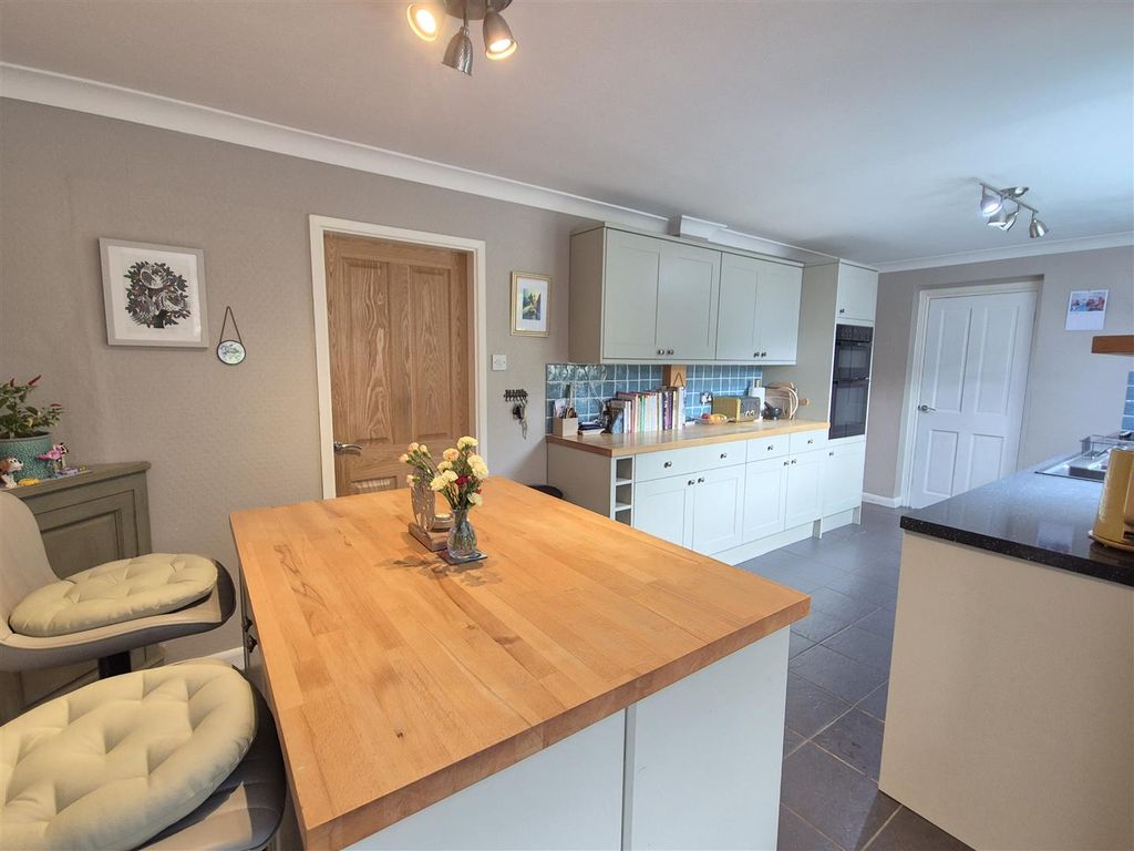 Property photo 2 of 25 Breakfast Kitchen