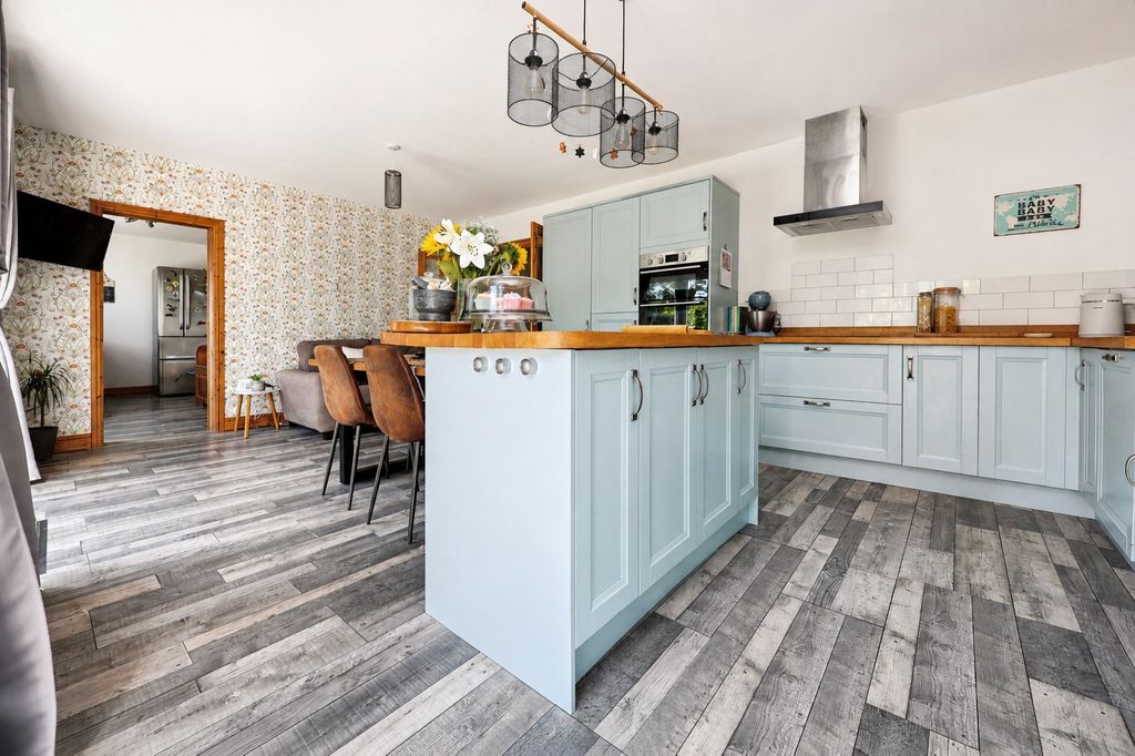 Property photo 2 of 28 5398832