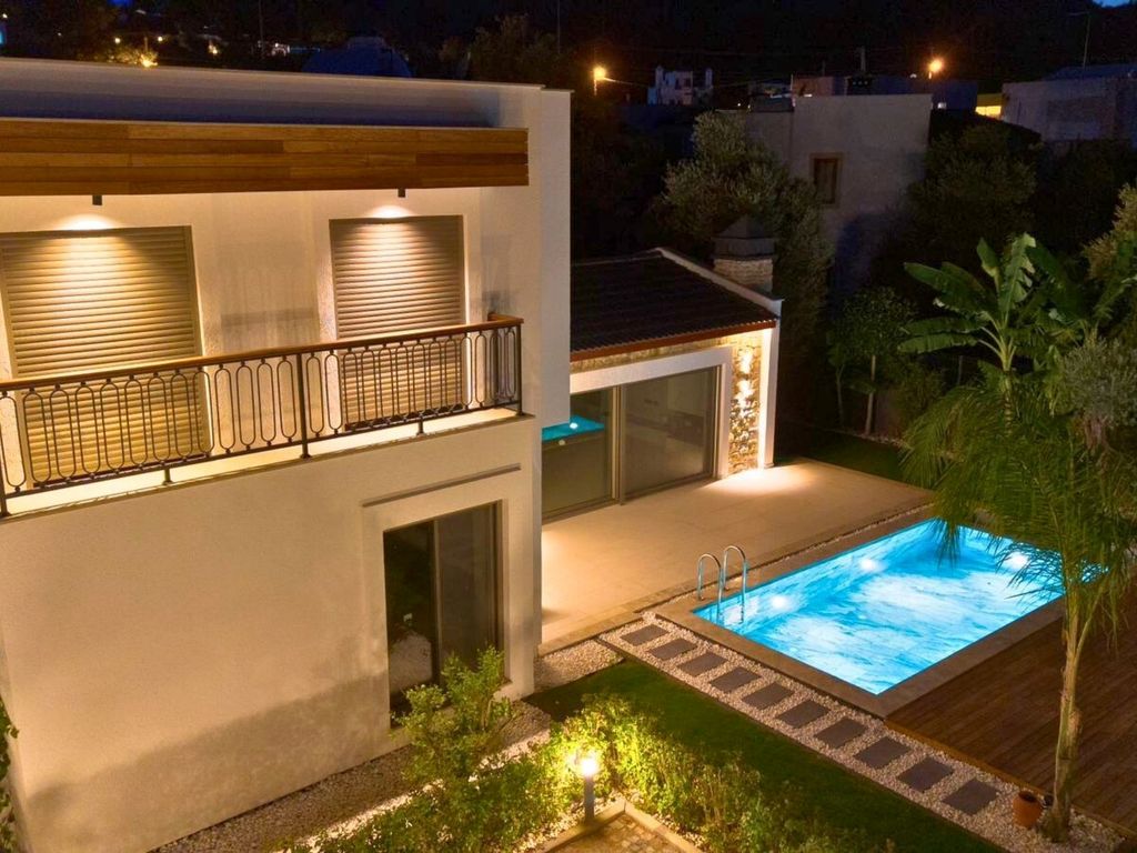 Property photo 3 of 12 Newly Built Detached Villa For Sale In Bodrum - Villa At Nighttime