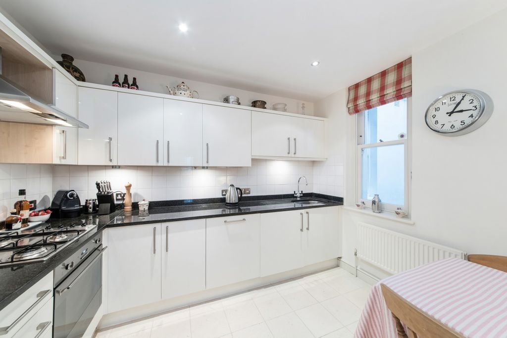 Property photo 3 of 10 Kitchen