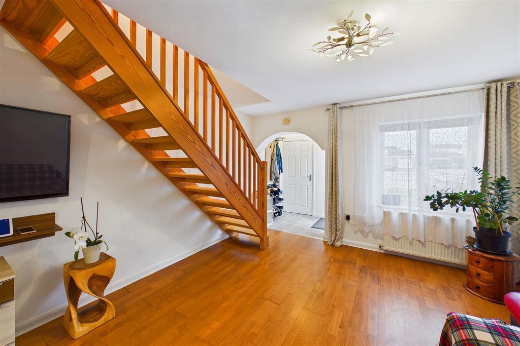 Property photo 3 of 27 Lounge