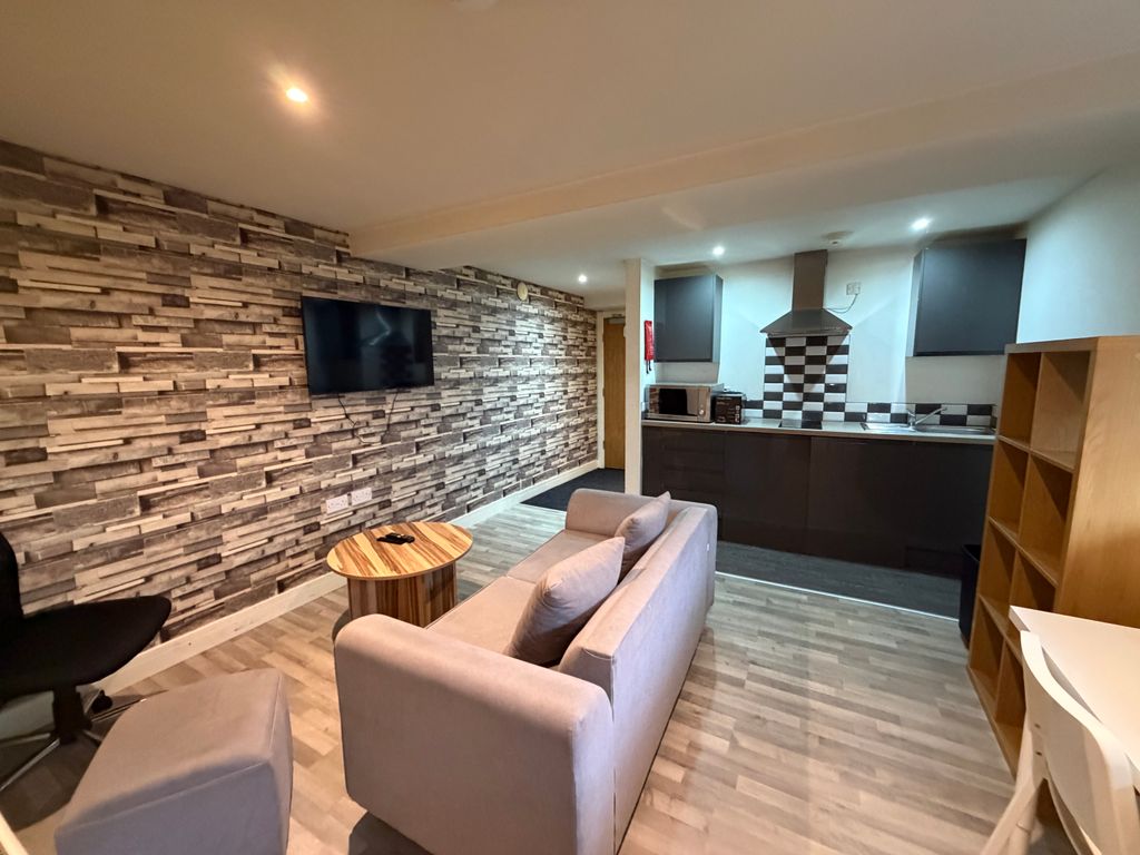 Property photo 1 of 6 Bedroom