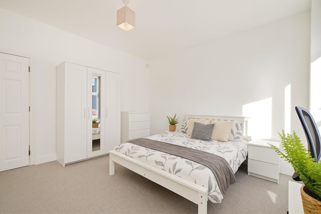 Property photo 3 of 9 Bright And Airy Double Bedroom Featuring A Comfort...