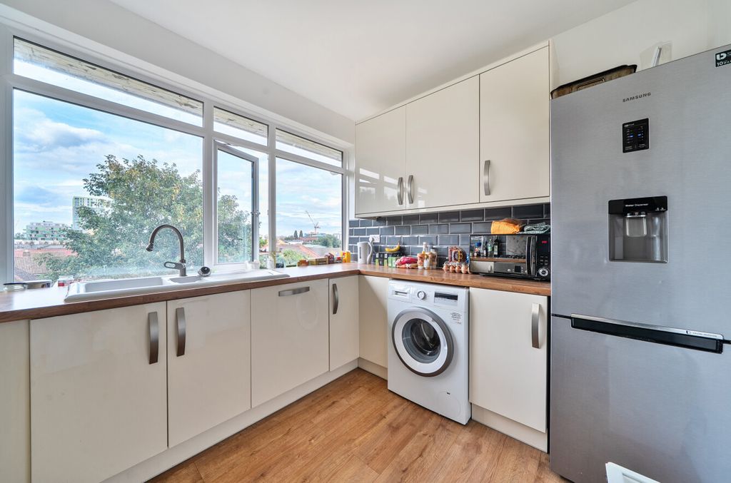 Property photo 3 of 17 1326765-4-6877Da4...