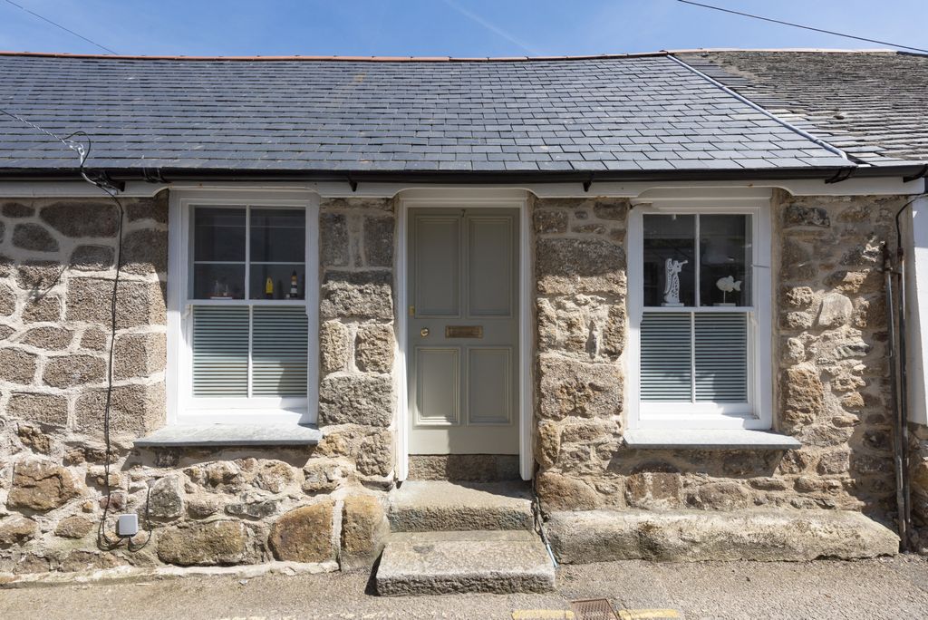 Property photo 1 of 8 2 Bedroom Mid Terrace House For Sale