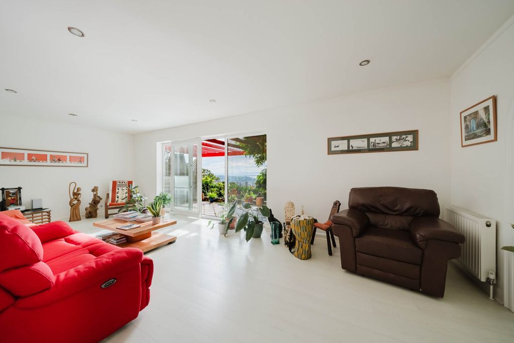 Property photo 2 of 32