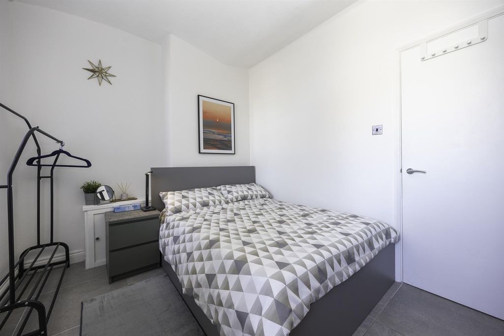 Property photo 3 of 6 17 Windsor Court-4.Jpg