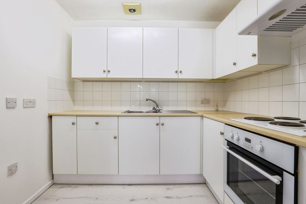 Property photo 3 of 18 Kitchen