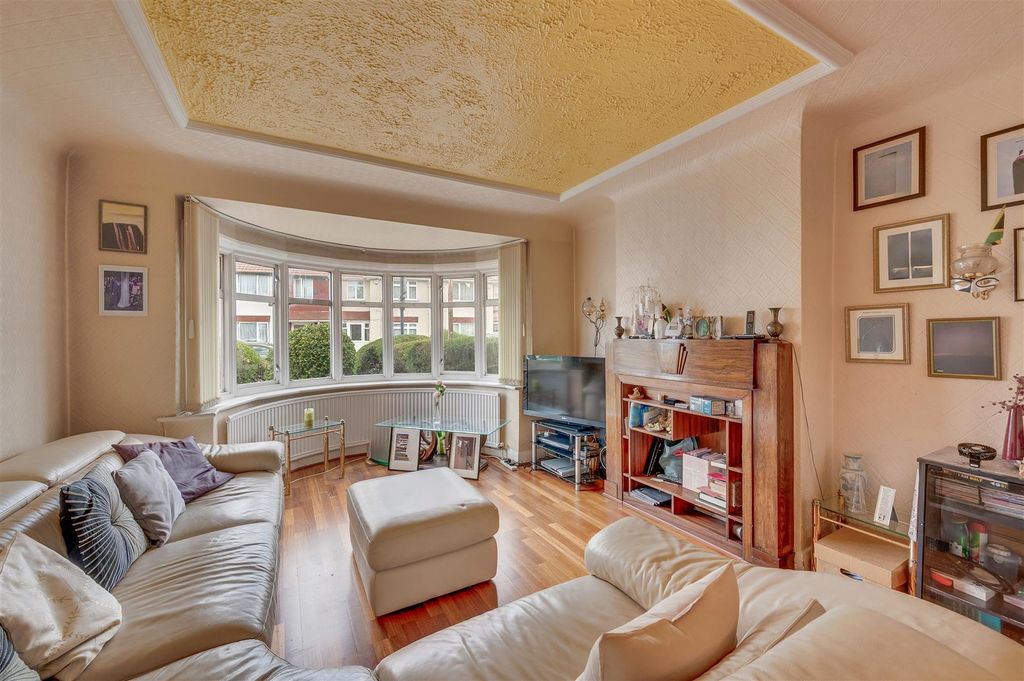 Property photo 3 of 21 Daniels_4 Lewis Crescent, Nw10 0Nr_006.Jpg