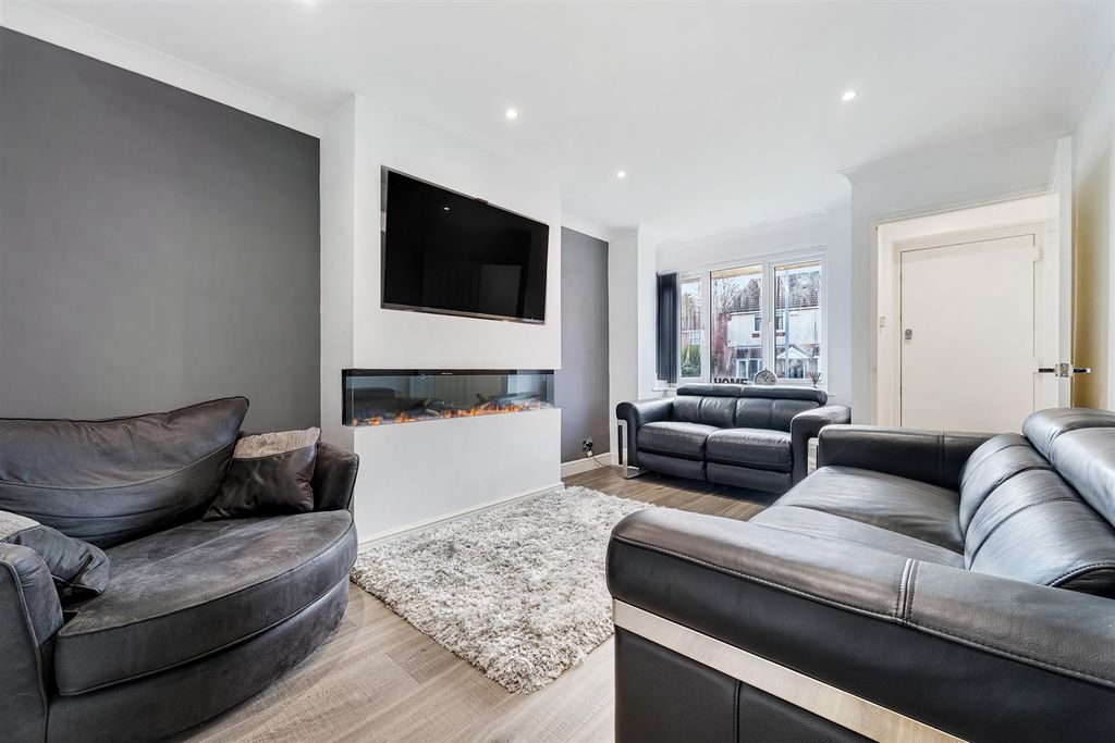 Property photo 2 of 32 10 Newark Close28.Jpg