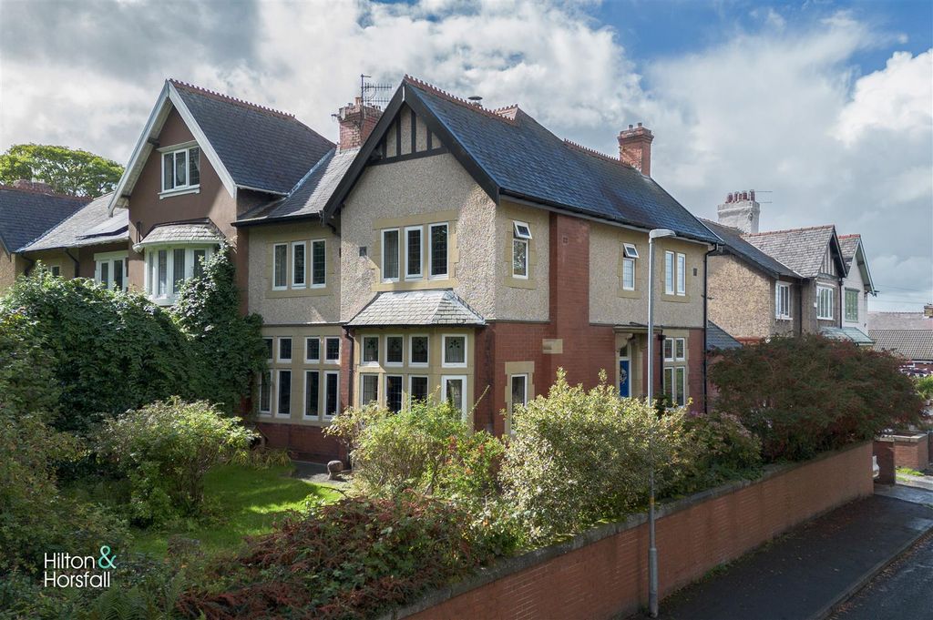 Property photo 1 of 22 The Vicarage