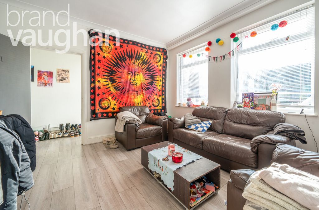 Property photo 2 of 10 Living Room