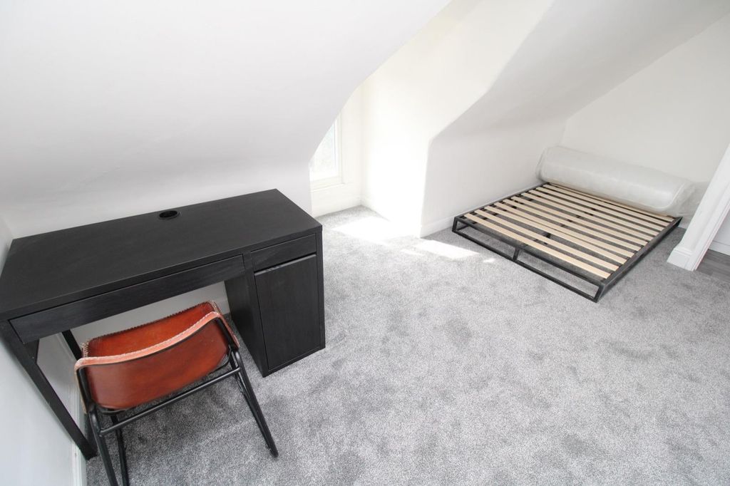 Property photo 1 of 7 Bright Modern Bedroom With Dedicated Study Desk...