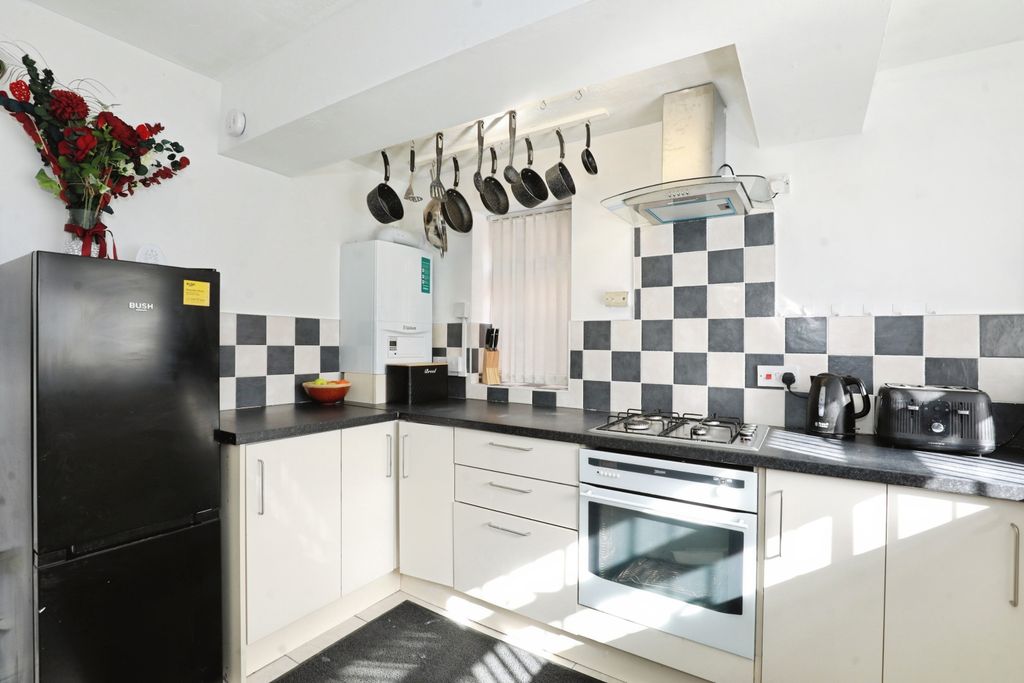 Property photo 2 of 19 Kitchen