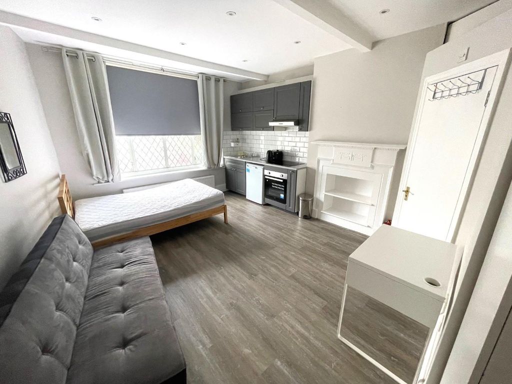 Property photo 1 of 5 Living (1).Jpg