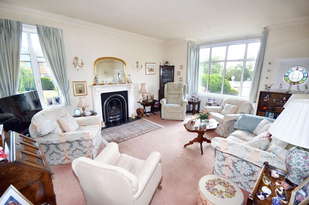 Property photo 3 of 32 Living Room