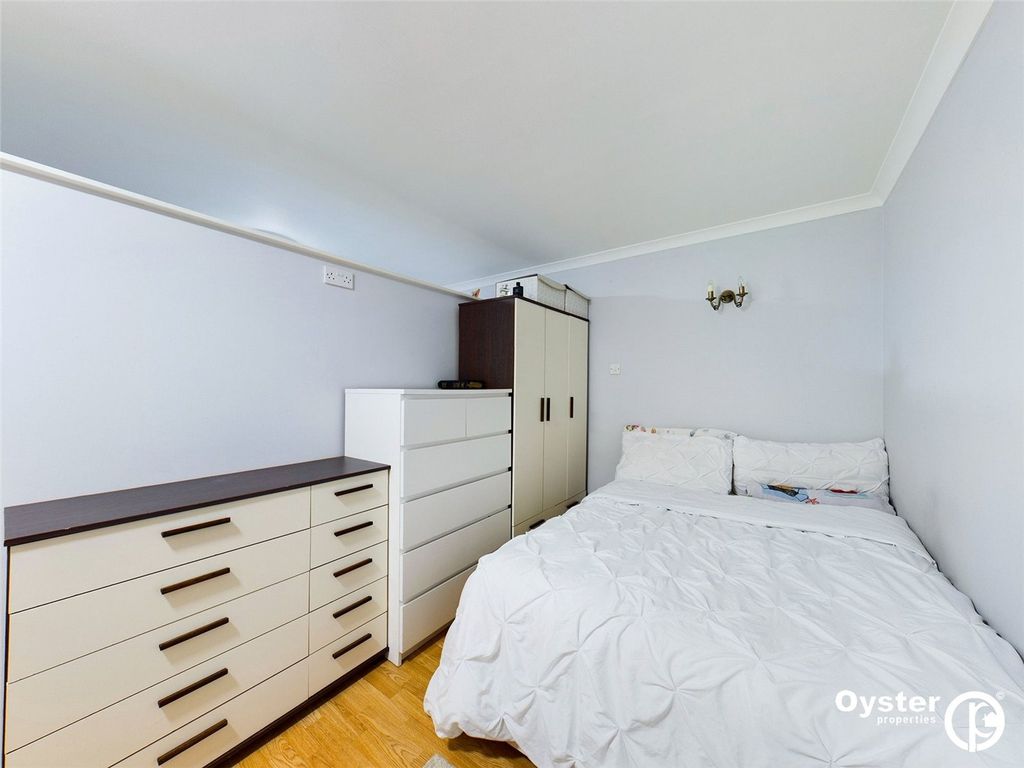 Property photo 2 of 9 Bedroom