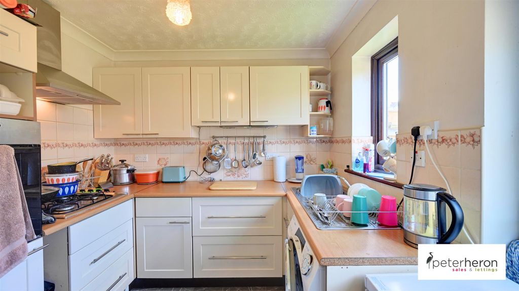 Property photo 3 of 18 Kitchen