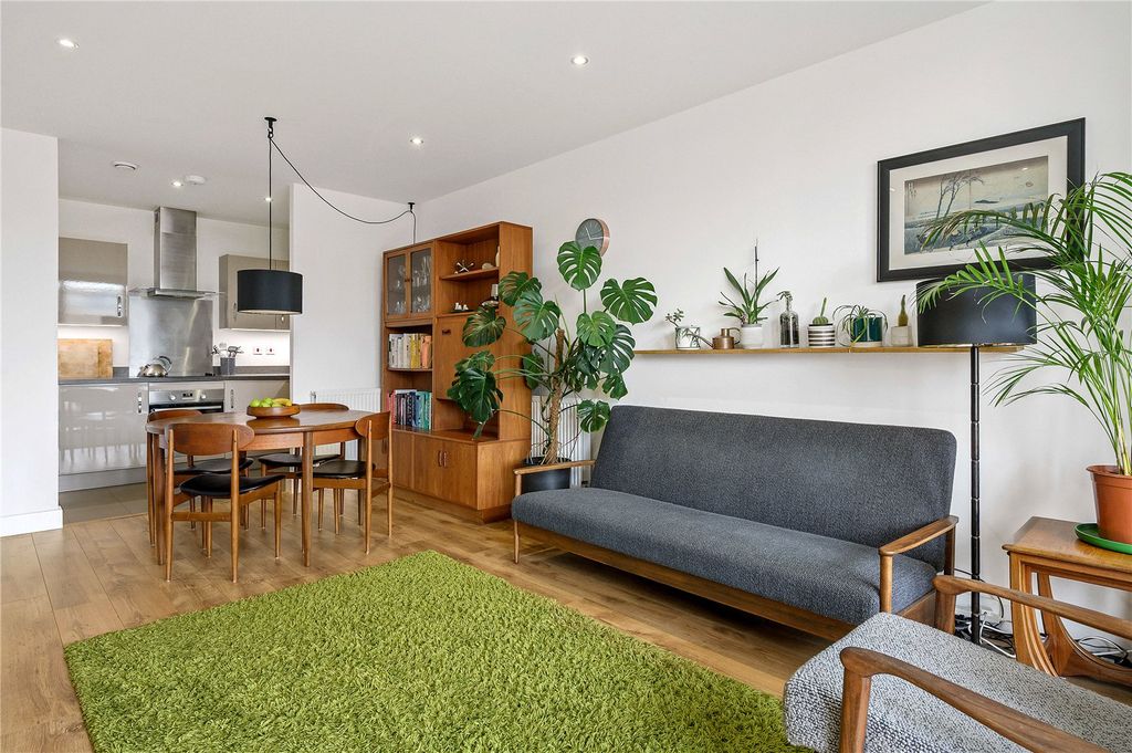 Property photo 2 of 19 Reception/Kitchen