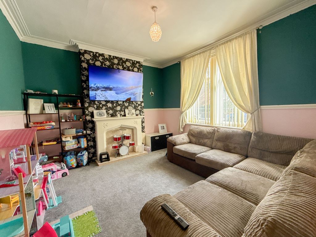 Property photo 2 of 8 Lounge