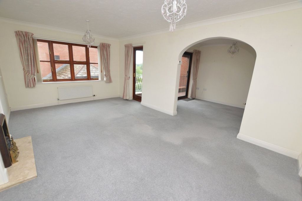 Property photo 3 of 18 Living Room