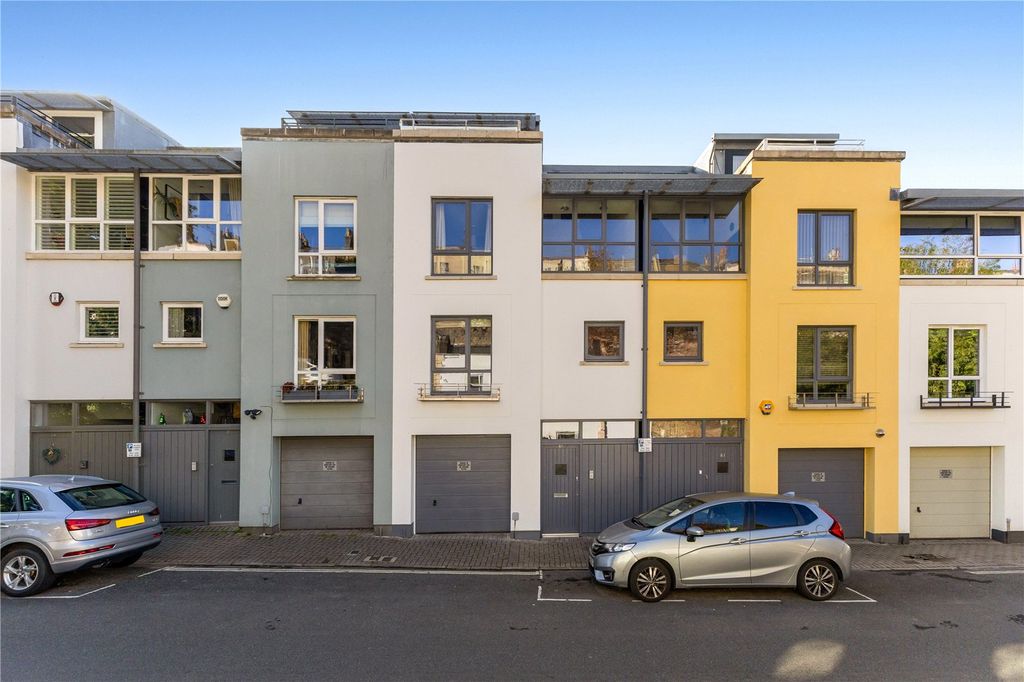 Property photo 1 of 18 External