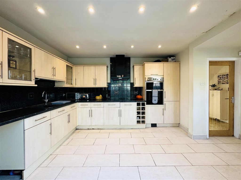 Property photo 2 of 18 Kitchen 5.Jpg