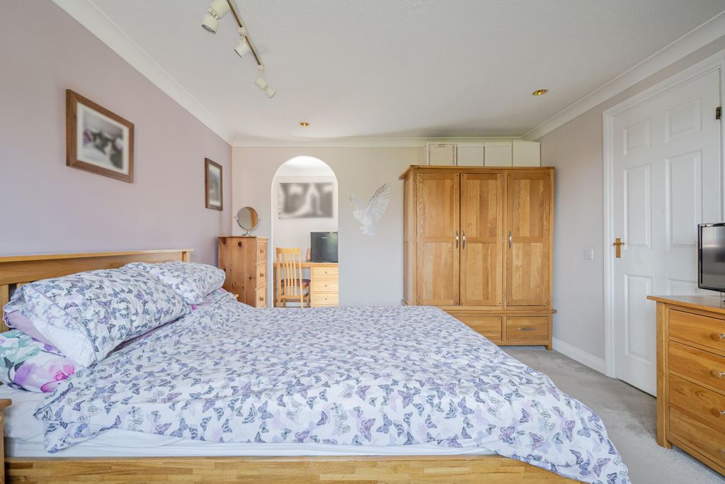 4 bed detached house for saleCranesbill Road, Devizes SN10 photo 5